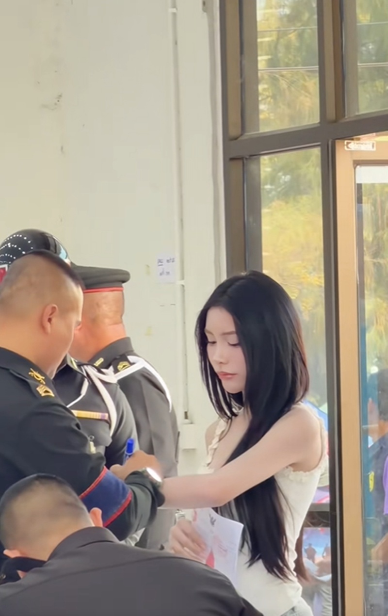 นางฟ้าเกณฑ์ทหาร