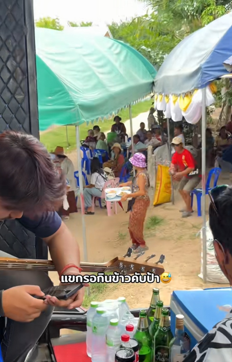 เสิร์ฟอาหาร