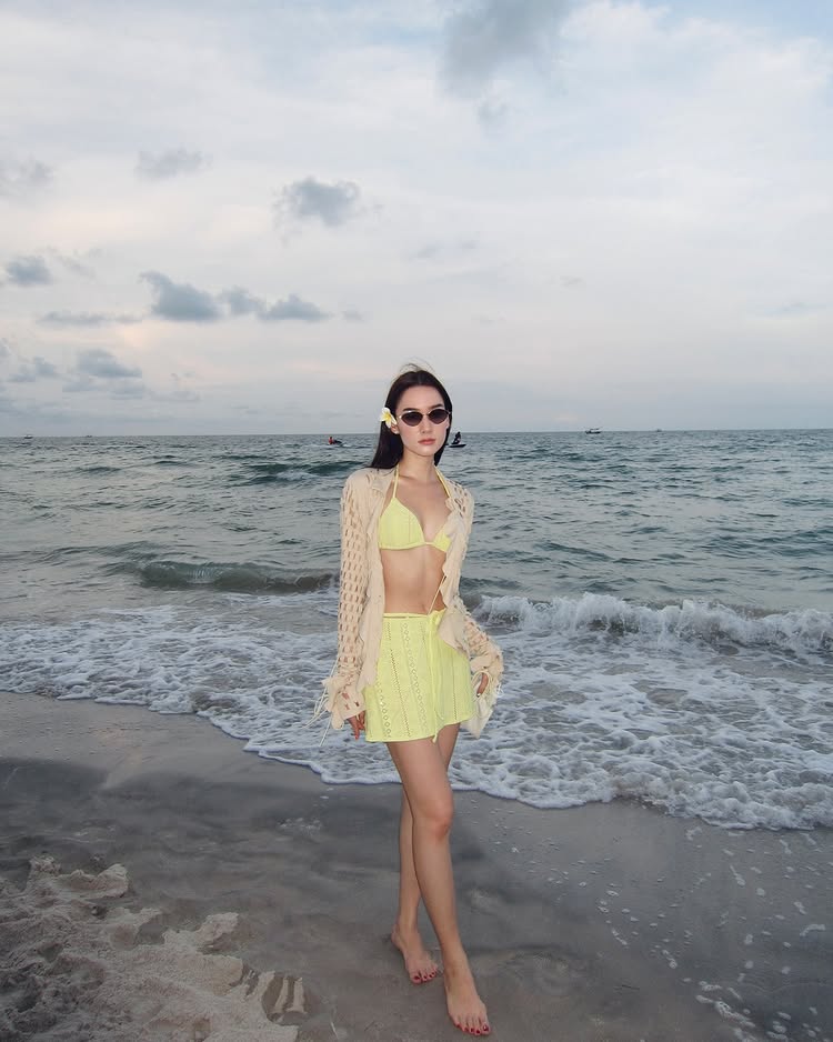 เดียร์น่า ฟลีโป นุ่งบิกินี่สีเหลืองสดใส