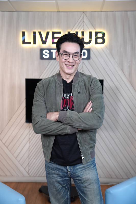 ชาคริต แย้มนาม
