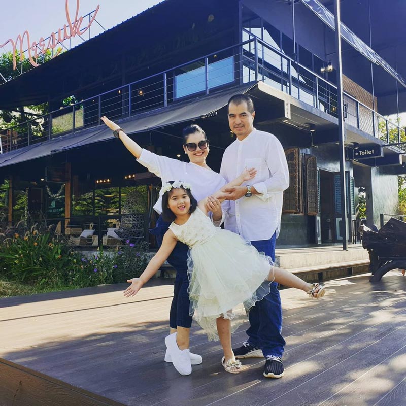 ไก่ มีสุข