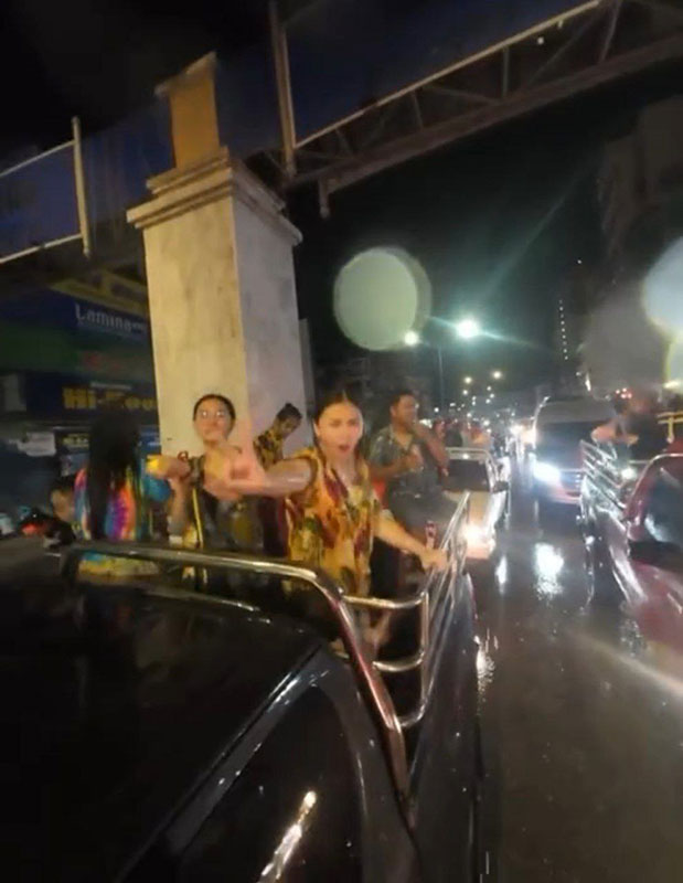 ชาคริต แอน เล่นสงกรานต์