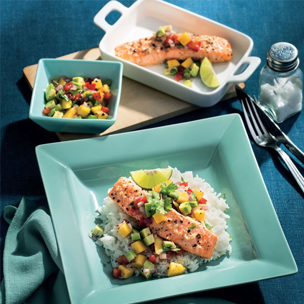 แซลมอนอบกับสลัดมะม่วงอะโวคาโด