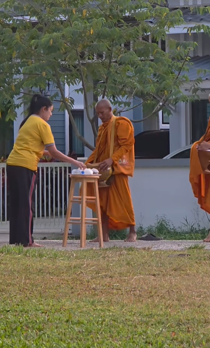 ทําบุญตักบาตร