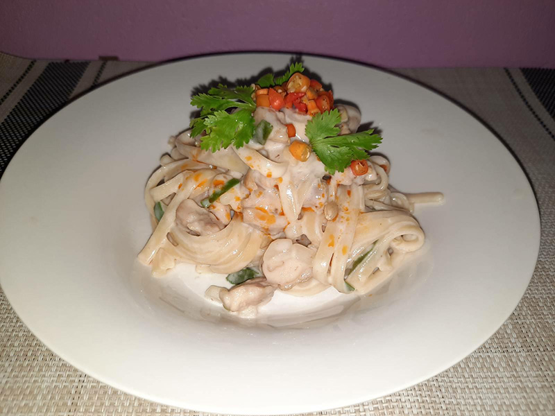 สปาเกตตีซอสต้มข่าไก่