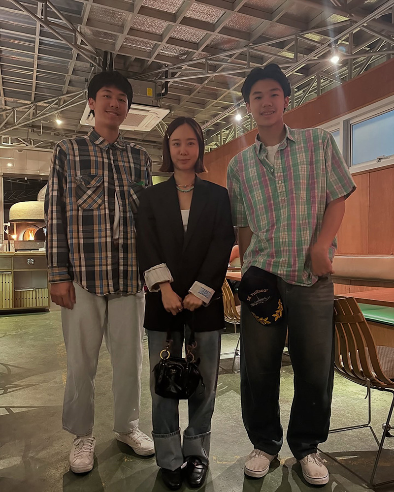 เต้ย จรินทร์พร ถ่ายรูปกับ น้องคุน-น้องจุน