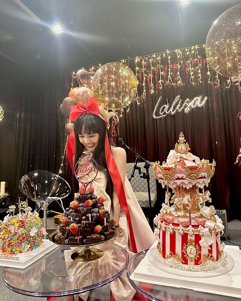 เปิดที่มาเค้กวันเกิด ลิซ่า BLACKPINK ม้าหมุนสุดอลัง
