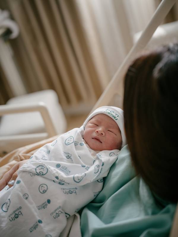 แอน ทองประสม เปิดภาพอุ้มเบบี๋ครั้งแรก