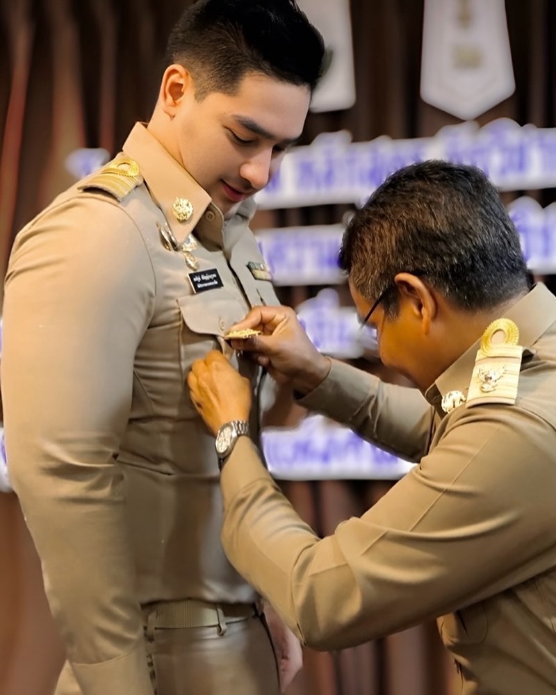 สิงโต สหรัฐต์ เข้าพิธีติดเข็มวิทยฐานะ ไต่เต้าสู่เส้นทางนายกเทศมนตรี