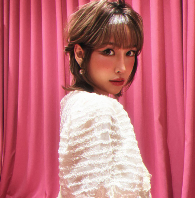 พีช สิตมน ภรรยา ติ๊ก เจษฎาภรณ์ กับความสวยแซ่บมีสไตล์ ทั้งเปรี้ยวทั้งเท่