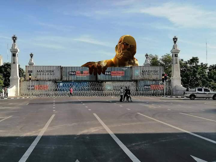 คอนเทนเนอร์ปิดถนน