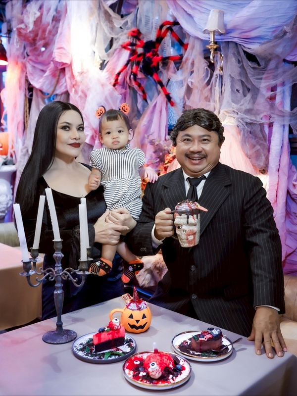 หนูแหม่ม สุริวิภา ควง บ๊อบบี้ และลูก ๆ แต่งผีฮาโลวีน Addams Family