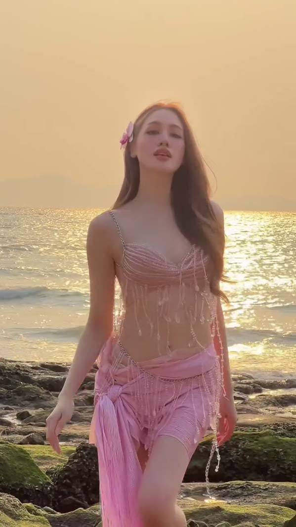 พิม พิมประภา เสิร์ฟทูพีซเซ็กซี่ ต้อนรับซัมเมอร์แบบร้อน ๆ ริมหาด