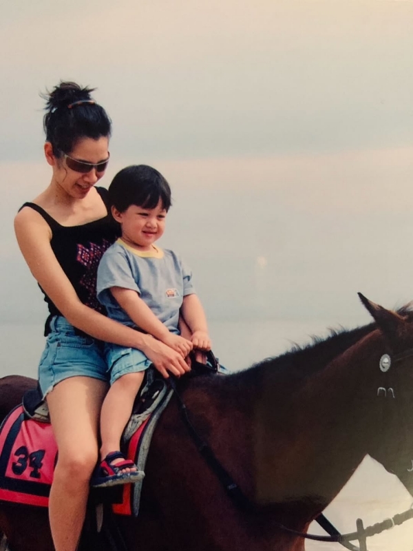  นุสบา ปุณณกันต์ โพสต์ภาพ น้องปุณณ ลูกชาย ตั้งแต่เด็กน้อยจนโตเป็นคุณหมอ