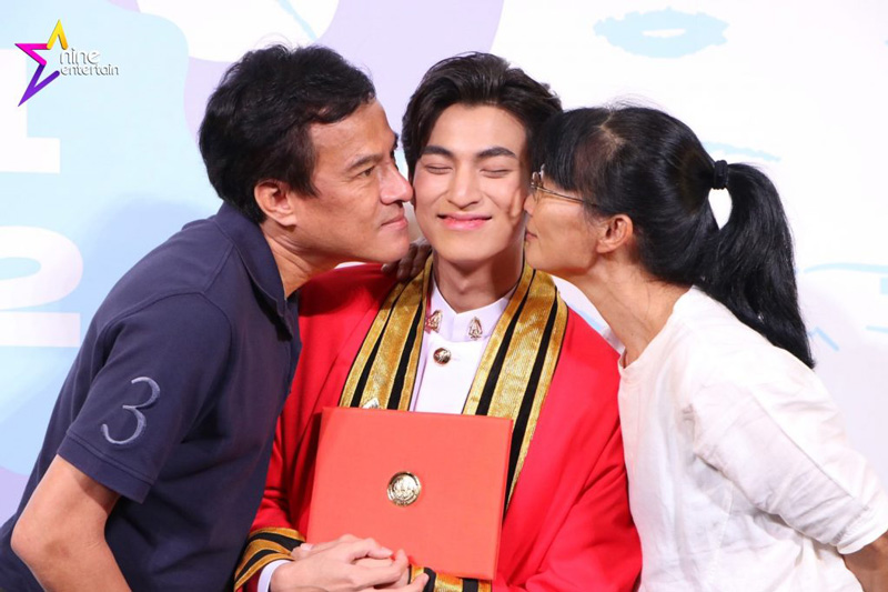 กลัฟ คณาวุฒิ รับปริญญา