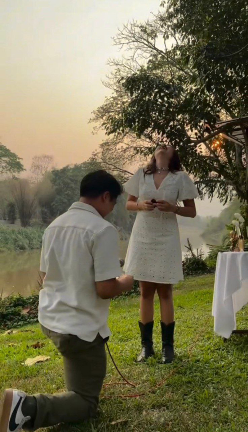 เปอติ๊ด คุกเข่าขอแฟนหนุ่มแต่งงาน