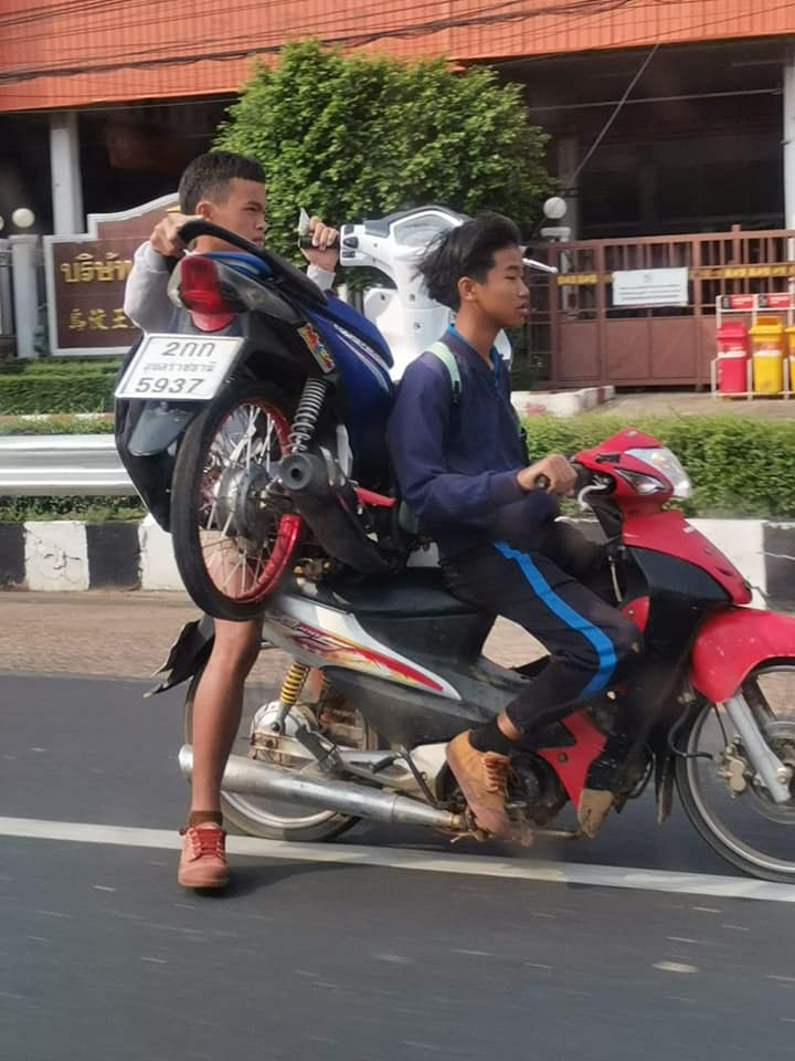 แบกมอเตอร์ไซค์