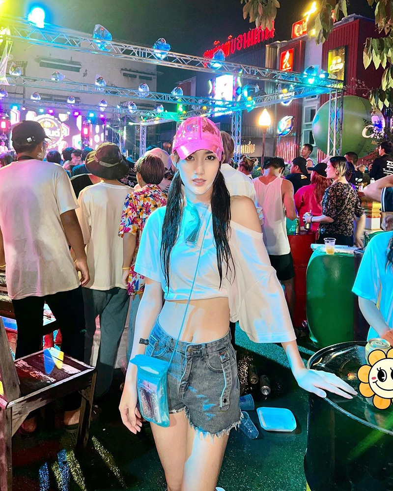 เบส รักษ์วนีย์