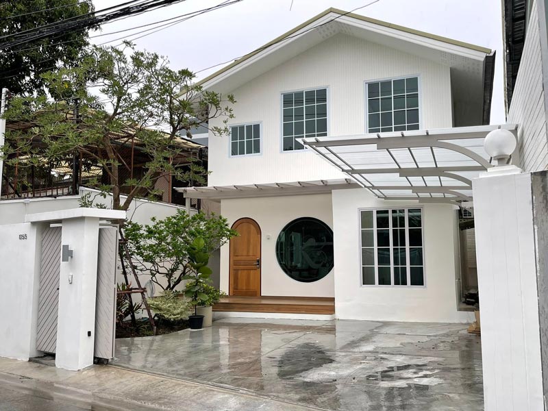 รีโนเวทบ้านไม้เก่า 60 ปีเป็นบ้านไม้สไตล์มินิมอล