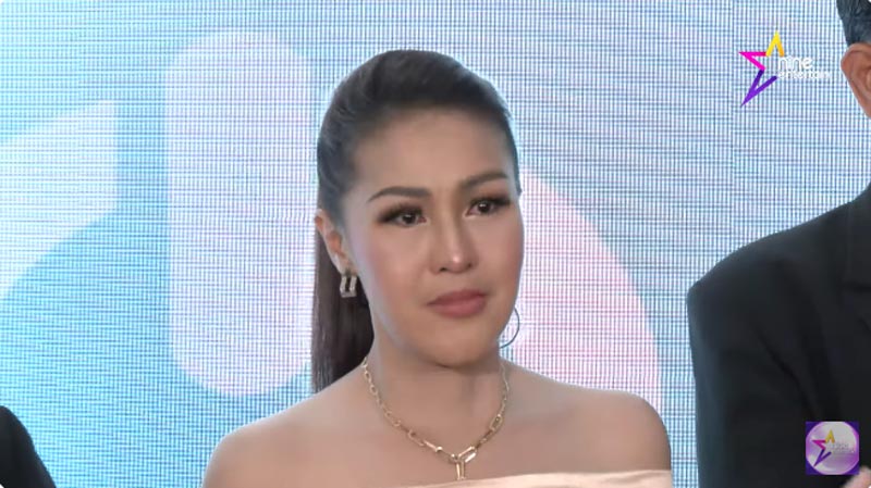 หญิงลี ศรีจุมพล