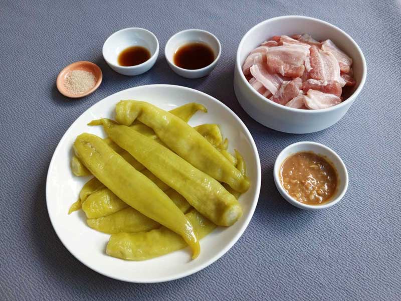 ส่วนผสมผัดพริกหนุ่มหมูสามชั้น