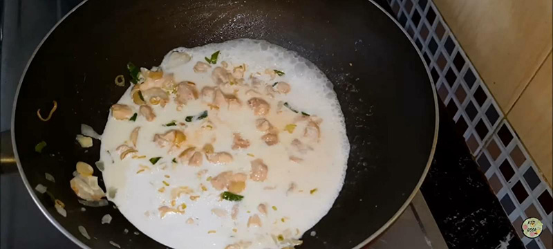 สปาเกตตีซอสต้มข่าไก่
