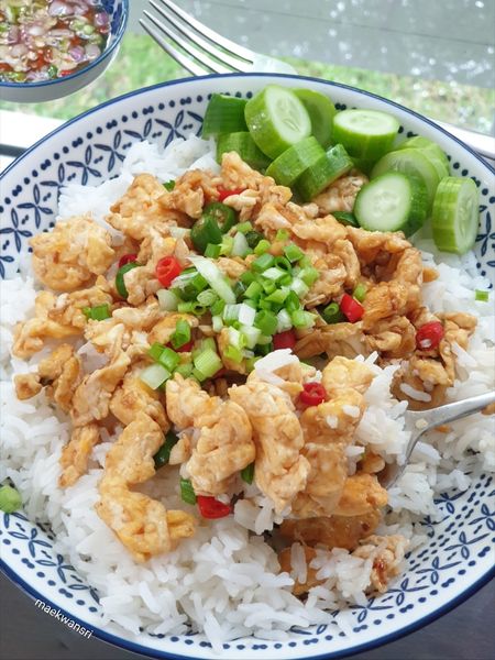 ผัดไข่ขยี้กับพริกสด