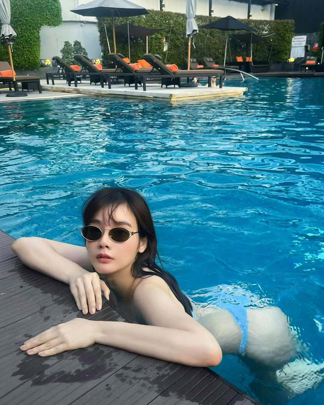 เบสท์ ชนิดาภา ใส่ทูพีซ อวดอึ๋มเบา ๆ ระหว่างเล่นน้ำบนตึกระฟ้า กลางกรุงฯ 