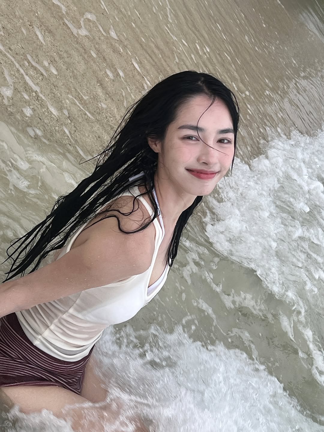 มิ้นท์ รัญชน์รวี นุ่งสั้นเล่นน้ำทะเล