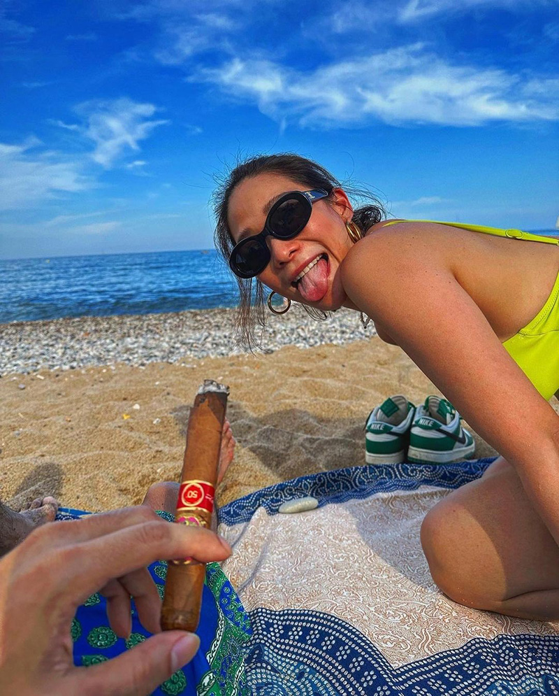 โต้ง ทูพี ควง พลอย เฌอมาลย์ อาบแดดโชว์ความฮอตที่ชายหาดสเปน