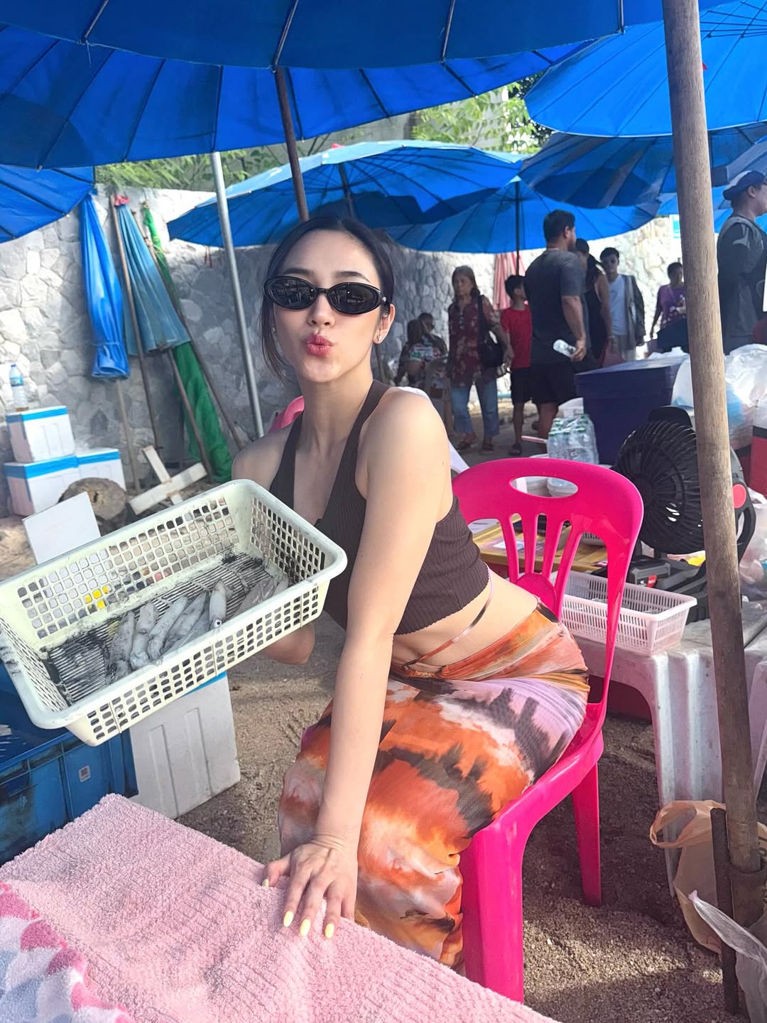 พลอย รัญดภา กับลุคแม่ค้าปลาหมึกสุดแซ่บ