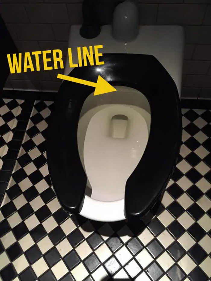 น้ำในชักโครก