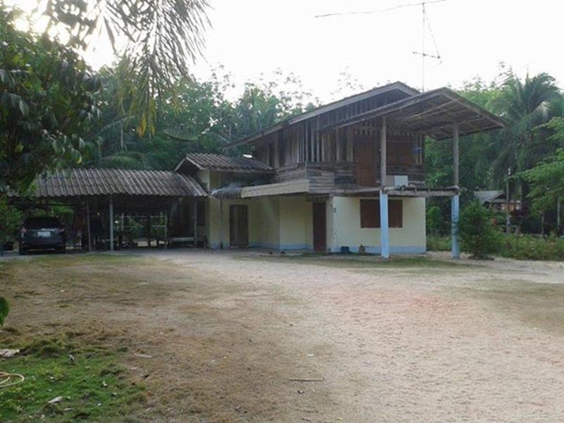 รีโนเวทบ้านสองชั้นครึ่งปูนครึ่งไม้ งบ 5.5 แสนบาท