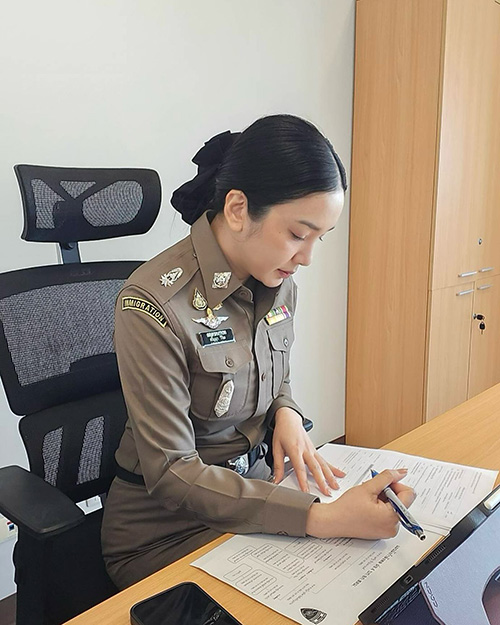 ประวัติ ผู้กองบีบี ศรัญญา ตำรวจสาวโปรไฟล์เริด เก่งรอบด้าน หวานใจคนใหม่ ว่าน ธนกฤต