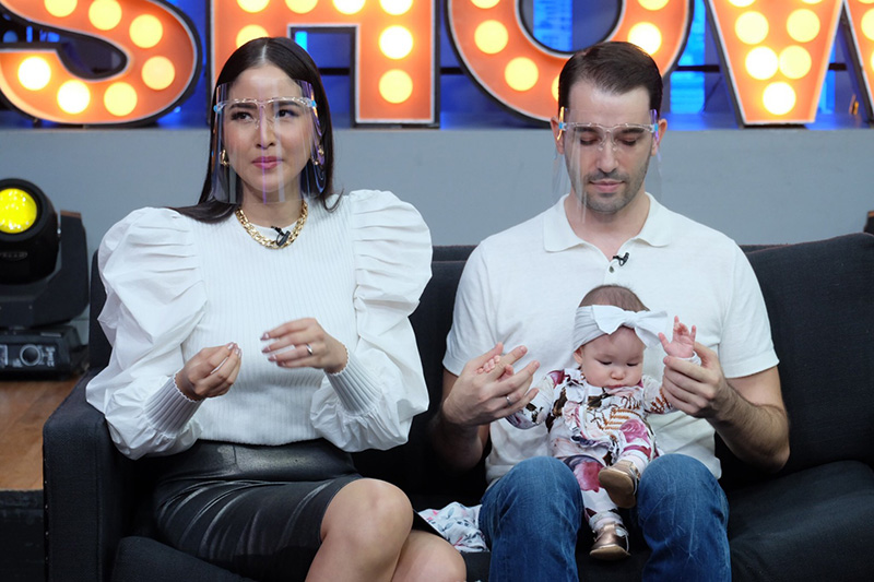 ภาพข่าว กวาง ฟ้ารุ่ง ควงสามีสุดหล่อ