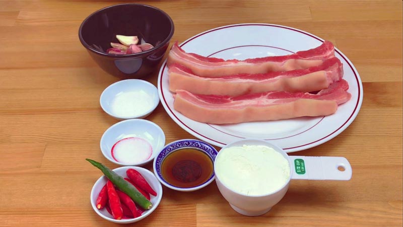 หมูทอดน้ำปลาคั่วพริกกระเทียม