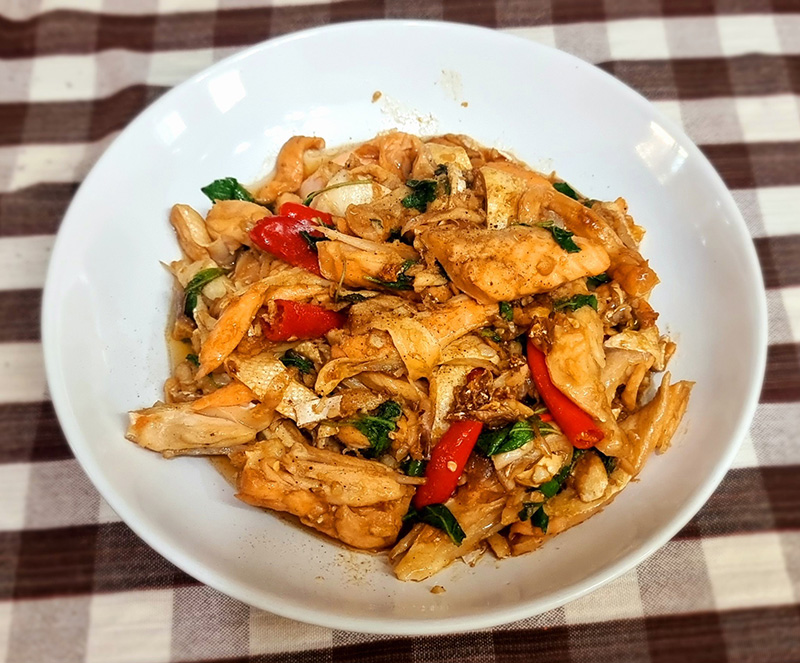 ท้องปลาแซลมอนผัดกะเพรา เมนูกะเพรา เมนูปลาแซลมอน อาหารจานเดียว สูตรอาหาร