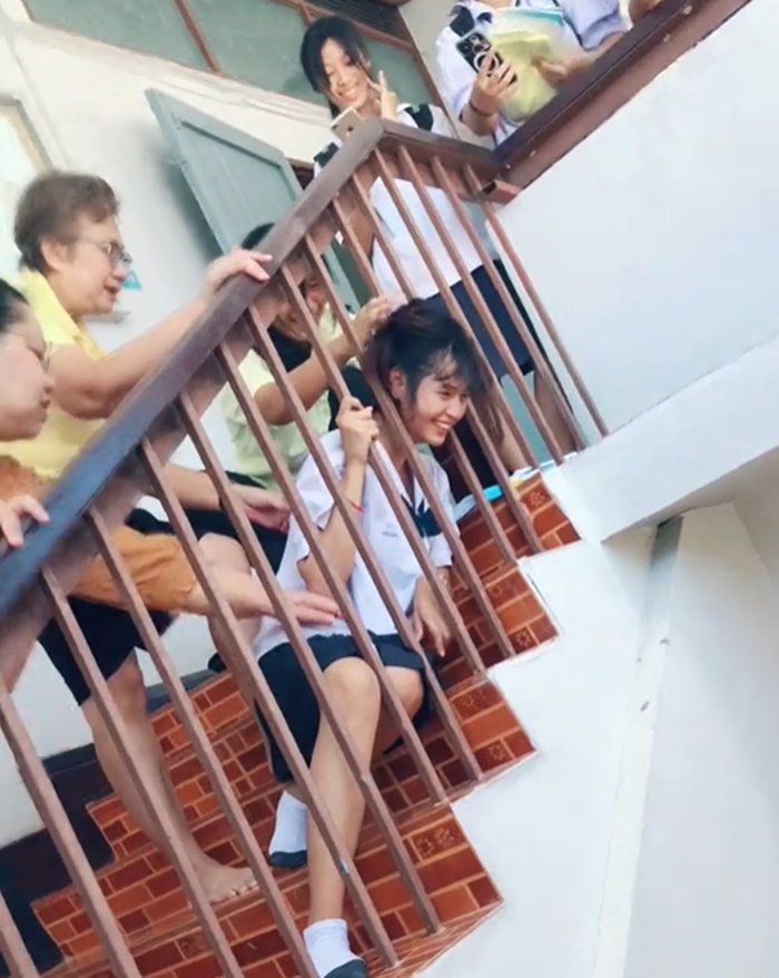 แอบส่อง