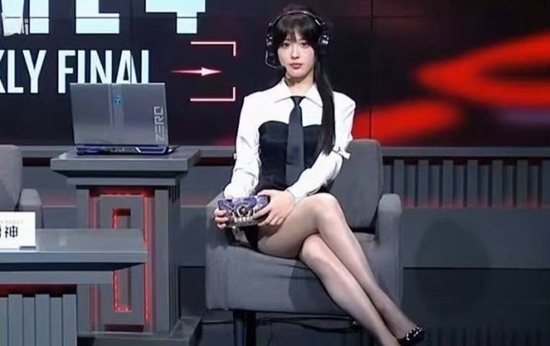 พิธีกรหญิงแต่งลุคสกินดำ