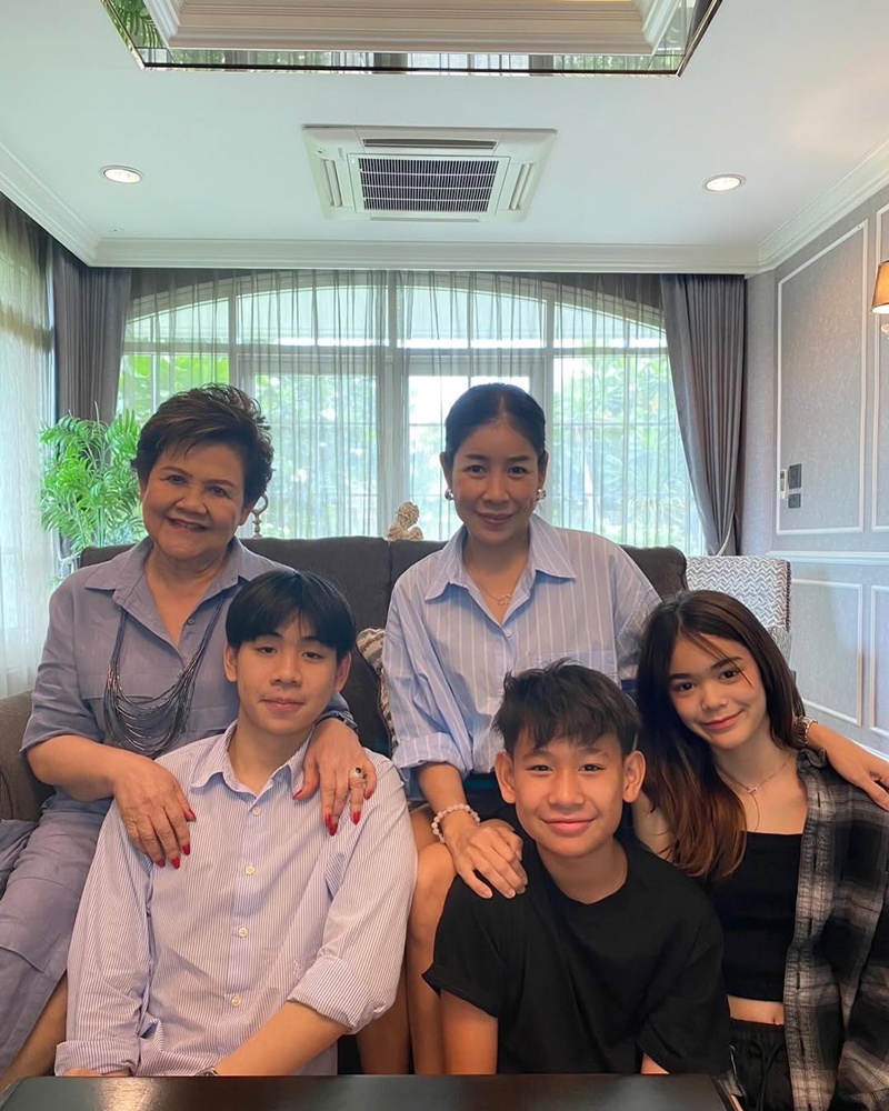 ธัญญ่า ธัญญาเรศ ร่วมเฟรม เป็ก สัณณ์ชัย และครอบครัวเองตระกูล