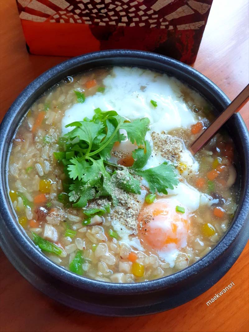 ข้าวต้มผักกับไข่ออนเซ็น 