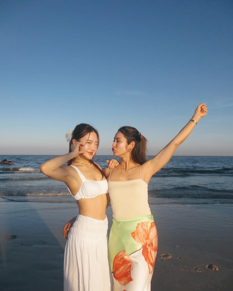 มะนาว ศรศิลป์ ควง มายด์ ณภศศิ แซ่บแพ็กคู่ในชุดว่ายน้ำ