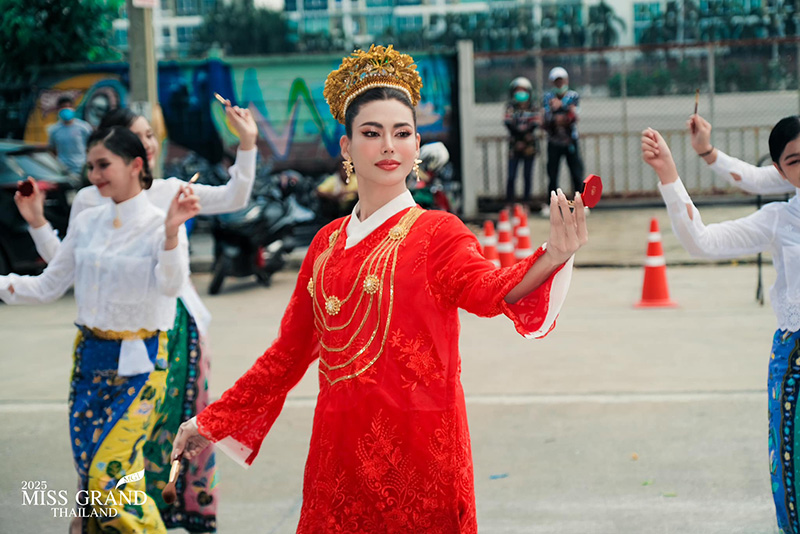 มิสแกรนด์ไทยแลนด์ 2025 ส่องความอลังการขบวนนางงาม สีสันวันเข้ากอง