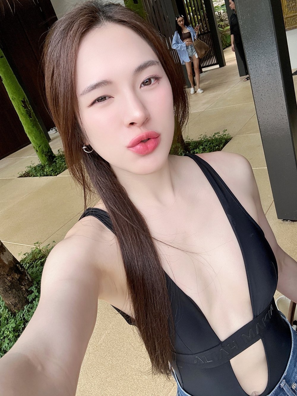 ปันปัน สุทัตตา แซ่บสะใจ ใส่ชุดว่ายน้ำแหวกอกลึกถึงสะดือ