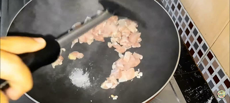 สปาเกตตีซอสต้มข่าไก่