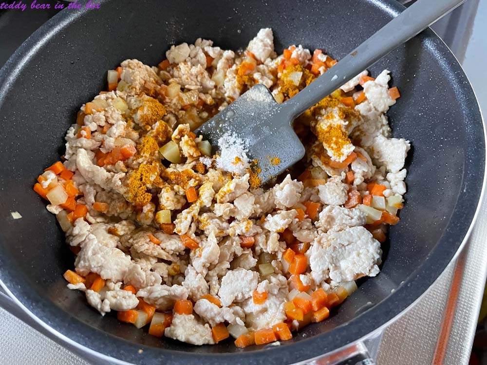 ข้าวผัดผงกะหรี่ไก่สับ