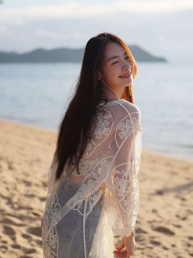 มิ้นท์ รัญชน์รวี แจกความสดใส นุ่งสั้น-ชุดบางเบาเห็นทูพีซด้านใน