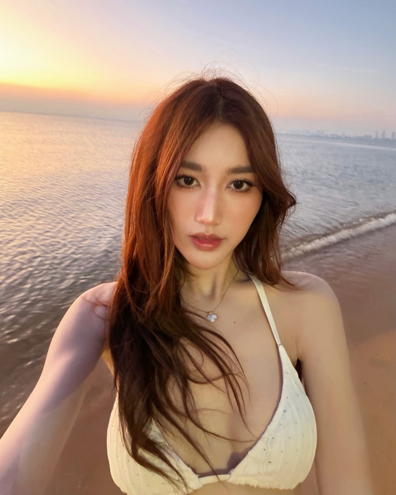 เบส รักษ์วนีย์ ชุดว่ายน้ำ