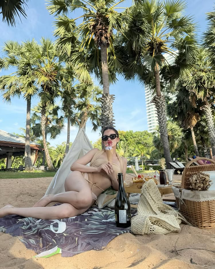 ใบเตย อาร์สยาม ใส่ทูพีซ โชว์หุ่นขาวเนียนริมทะเล