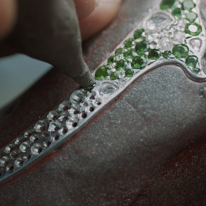 Lotus Arts de Vivre ศิลปะชั้นสูงบนเครื่องประดับ ความหรูหรา ที่ เมย์ วาสนา ครอบครอง